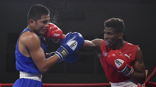 Andy Cruz Gmez z Kuby (vlevo) zasahuje ve finle vhov kategorie do 63 kg na boxersk Velk cen st nad Labem Somaie Vongsavana z Thajska.