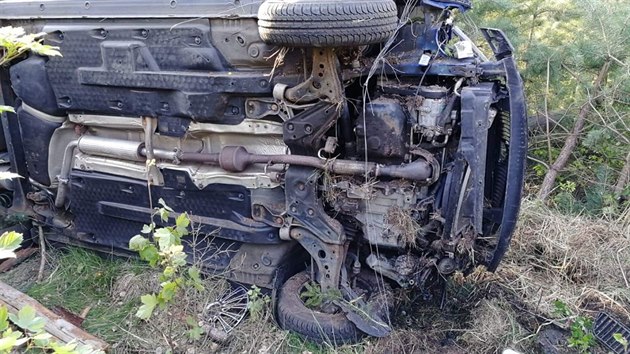 idii kody Fabie vjel pi havrii do nzkho lesnho porostu. Pevrcen auto nebylo ze silnice vbec vidt. (25. 5. 2019)