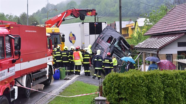 V Lun se osobn auto srazilo s kamionem, ten po stetu narazil do verandy rodinnho domu.