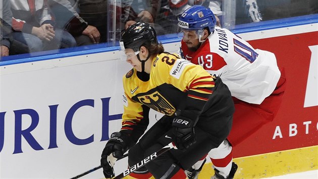 Český útočník Jan Kovář dohání Němce Moritze Seidera.