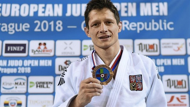 Hradeck judista Pavel Petikov s bronzovou medail, kterou zskal loni na turnaji v Praze. Piveze ji tak z Minsku?