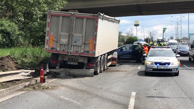 Nehoda nkladnho a osobnho auta na dlnici D8 u Letan. (21.5.2019)