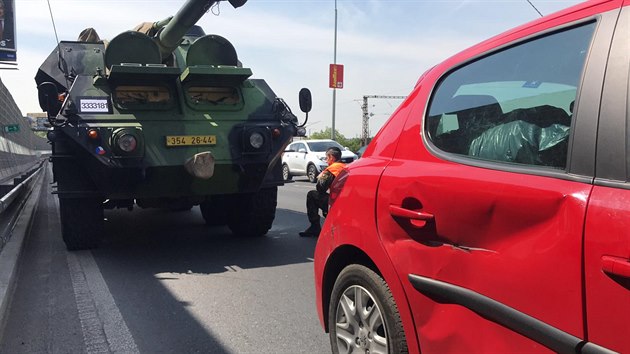 Na Jin spojce se srazilo auto s vojenskou houfnic. (24.5.2019)