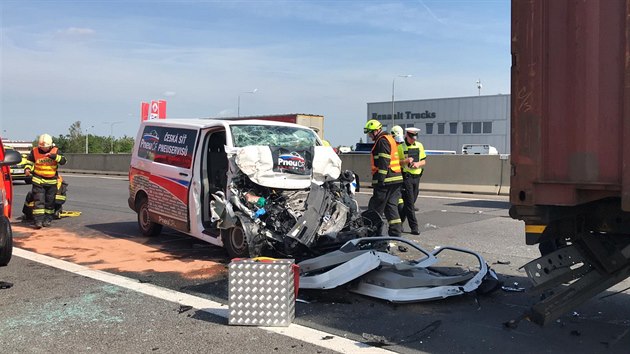 Nehoda kamionu s dodvkou na D1 skonila vnm zrannm. Na msto letl vrtulnk. (27. 5. 2019