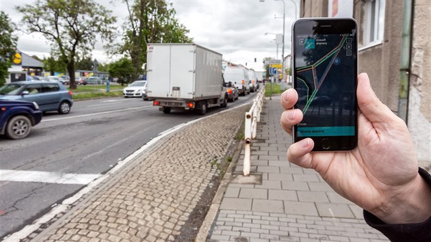 Test aplikace Chytr Olomouc ukzal, e hustotu dopravy monitoruje a na vjimky pomrn pesn. Modr bod ukazuje pozici telefonu uprosted erven, tedy vrazn zpomalen dopravy ped kiovatkou v Pavlovick ulici.