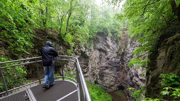 Pohled na suchou st Hranick propasti z turistick vyhldky.