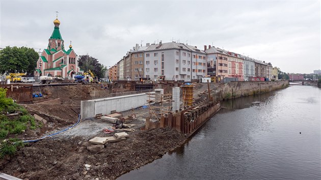 Pohled na msto v olomouck Komenskho ulici, kde kvli budovn protipovodovch opaten vetn roziovn koryta mus bt pestavn most. Uzavrka psob dopravn problmy, nebo most je soust jedn z dleitch dopravnch tepen msta.