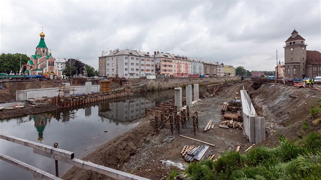 Pohled na msto v olomouck Komenskho ulici, kde kvli budovn protipovodovch opaten vetn roziovn koryta mus bt pestavn most. Uzavrka psob dopravn problmy, nebo most je soust jedn z dleitch dopravnch tepen msta.