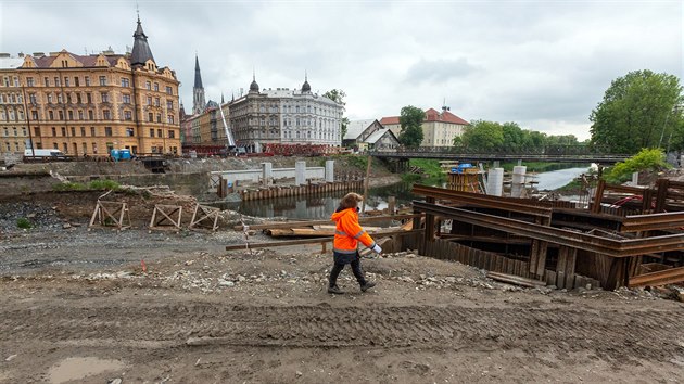 Pohled na msto v olomouck Komenskho ulici, kde kvli budovn protipovodovch opaten vetn roziovn koryta mus bt pestavn most. Uzavrka psob dopravn problmy, nebo most je soust jedn z dleitch dopravnch tepen msta.