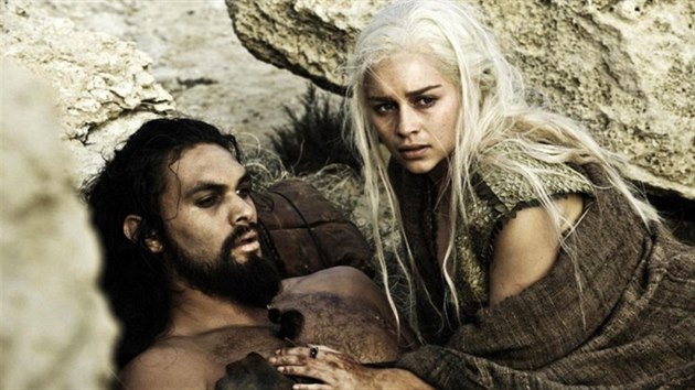 Jason Momoa a Emilia Clarke v serilu Hra o trny (2011)