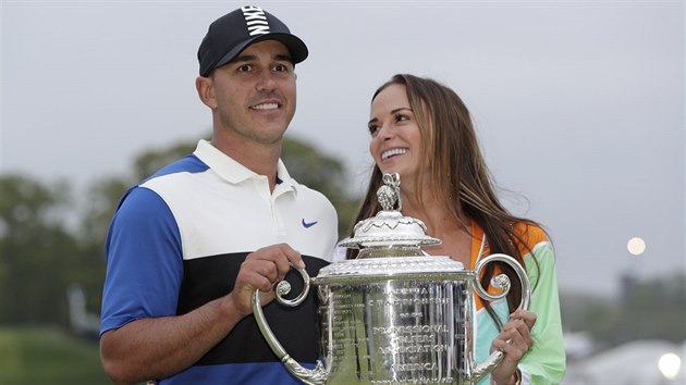 Brooks Koepka slav dal titul na PGA Championship s partnerkou Jenou Simsovou.