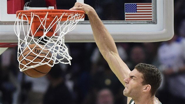 Brook Lopez z Milwaukee smeuje.