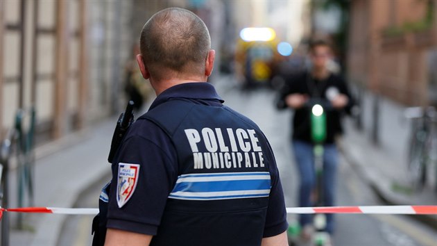 Policista u msta vbuchu ve francouzskm Lyonu. (24. kvtna 2019)