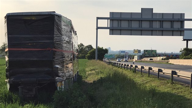 Posprejovan tramvaj odstaven u dlnice D1 u estlic obalen igelitem. (24. kvtna 2019)