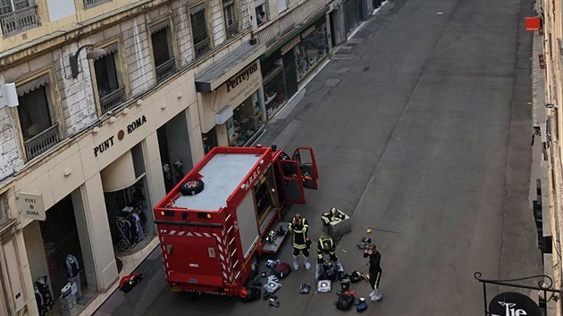 Francouzt hasii zasahuj na mst vbuchu v Lyonu. (24. kvtna 2019)