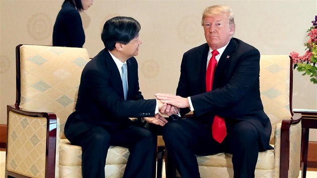 Prezident USA Donald Trump pi setkn s novm japonskm csaem Naruhito. (27. kvtna 2019)