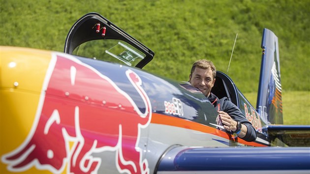 Mistr svta v srii Red Bull Air Race Martin onka se astnil Helicopter Show na hradeckm letiti (18. 5. 2019).