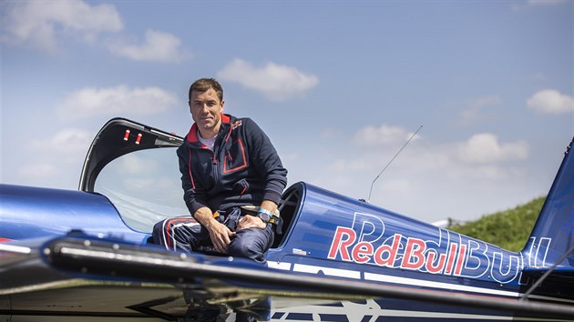 Mistr svta v srii Red Bull Air Race Martin onka se astnil Helicopter Show na hradeckm letiti (18. 5. 2019).