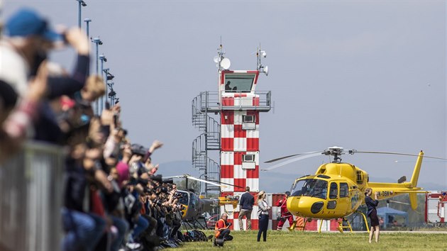 Pi Helicopter Show se nad hradeckm letitm objevilo na padest helikoptr (18. 5. 2019).