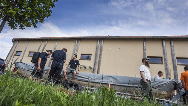 tyi lenov z expedice Monoxylon III se vydali ze Vestar do ecka i s replikou neolitickho lunu (19. 5. 2019).