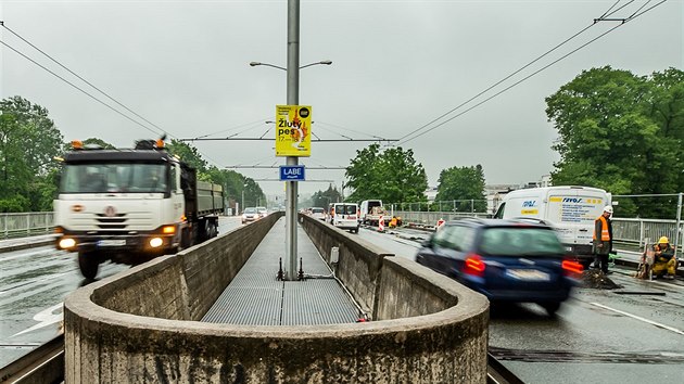 Kvli opravm mostu U Soutoku se v Hradci Krlov ekaj komplikace a kolony (20. 5. 2019).