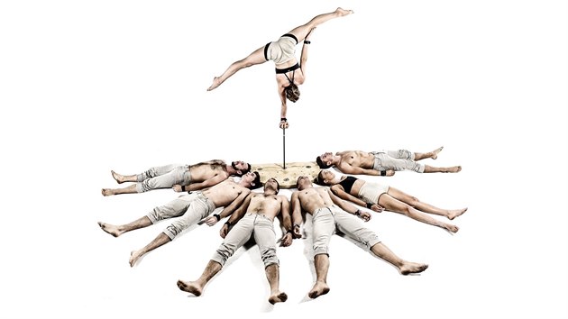 Australský novocirkusový soubor Gravity & Other Myths v představení A Simple Space