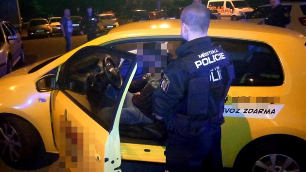 Rozvozce pizzy usnul v Plzni za volantem. Opilý šofér nadýchal 3,19 promile alkoholu.