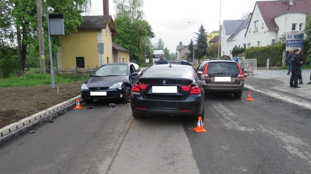 Mu ukradl v Nmecku BMW a ujdl s nm do esk republiky. Policist ho zadreli v Domalicch, kde naboural ti auta.