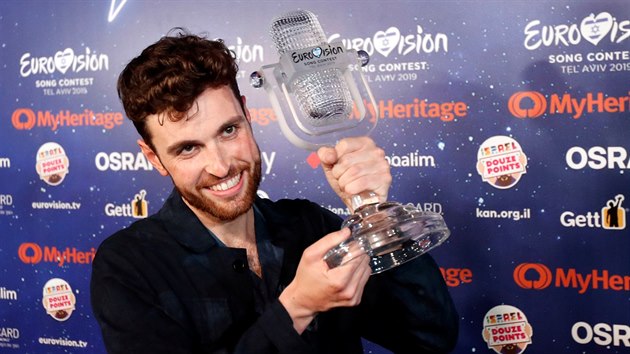 Nizozemsk zpvk Duncan Laurence s trofej za sv vtzstv v Eurovizi 2019