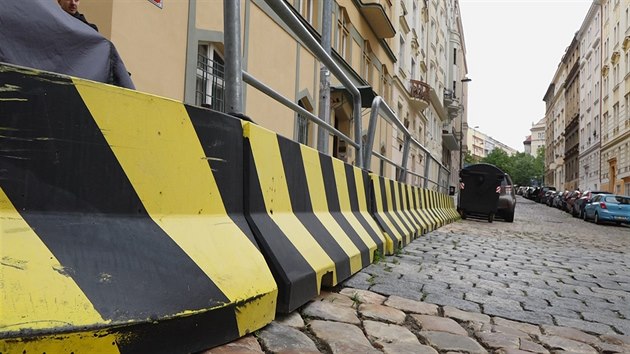 Betonov citybloky v ulici Finsk, kter vymezuj parkovac stn (22. kvtna 2019)