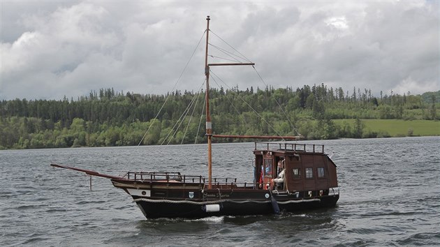 Doteď kroužila po hladině Slezské Harty pouze replika staré plachetnice Santa Maria.