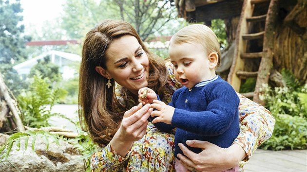 Vvodkyn Kate a jej syn princ Louis v zahrad, kterou navrhla spolu s Adamem Whitem a Andree Daviesovou u pleitosti vyhlen svtov vstavy zahradnho nvrhstv RHS Chelsea Flower Show 2019.