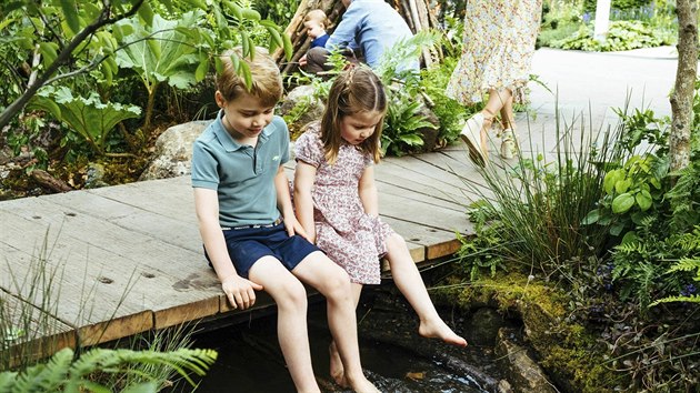 Princ George a princezna Charlotte s rodii a bratrem v zahrad, kterou pomohla navrhnout jejich maminka Kate (2019).