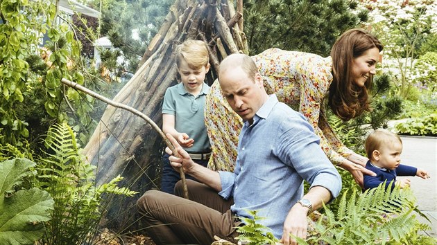 Princ William, jeho manelka Kate a jejich synov princ George a princ Louis v zahrad navren vvodkyn (2019).