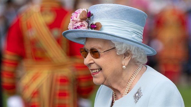 Krlovna Albta II. na zahradn prty v Buckinghamskm palci (Londn, 21. kvtna 2019)