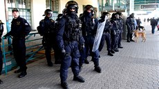 Těžkooděnci v Hradci Králové čekají na příjezd Baníkovců. (10. dubna 2011) Těžkooděnci v Hradci Králové čekají na příjezd Baníkovců. (10. dubna 2011)