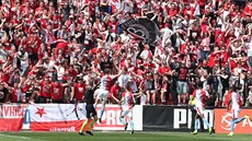 EUFORIE. Slavia velmi brzy vstřelila v závěrečném derby sezony první branku.... EUFORIE. Slavia velmi brzy vstřelila v závěrečném derby sezony první branku....