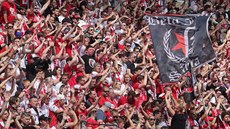 PŘIPRAVENI SLAVIT. Fanoušci Slavie při závěrečném utkání sezony se Spartou. PŘIPRAVENI SLAVIT. Fanoušci Slavie při závěrečném utkání sezony se Spartou.