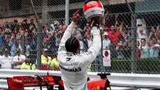 Lewis Hamilton oslavuje triumf ve Velké cen Monaka. Gestem ukazuje, e...