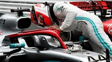 Lewis Hamilton oslavuje triumf ve Velké cen Monaka.
