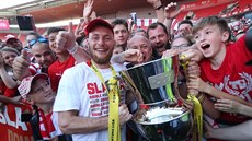 MEZI FANOUŠKY. Krajní bek Slavie Vladimír Coufal s užívá pohár pro mistry ligy... MEZI FANOUŠKY. Krajní bek Slavie Vladimír Coufal s užívá pohár pro mistry ligy...