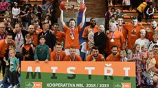 Basketbalisté Nymburku slaví šestnáctý titul za sebou. Basketbalisté Nymburku slaví šestnáctý titul za sebou.