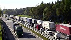 Porucha kamionu ucpala dálnici D1 ve směru na Brno. Porucha kamionu ucpala dálnici D1 ve směru na Brno.