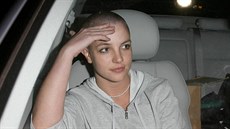 Britney Spears si v dob psychické nepohody oholila hlavu.