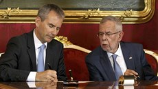 Nový rakouský kancléř Hartwig Loeger podepisuje vedle prezidenta Alexandra Von... Nový rakouský kancléř Hartwig Loeger podepisuje vedle prezidenta Alexandra Von...