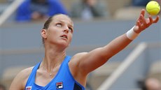 Karolína Plíšková podává během 1. kola Roland Garros. Karolína Plíšková podává během 1. kola Roland Garros.