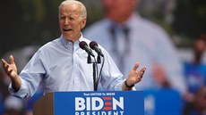 Nkdejí americký viceprezident Joe Biden ve Filadelfii na shromádní ped...