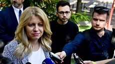 Nastupující slovenská prezidentka Zuzana aputová hovoí s novinái u volební...