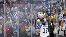 Finský kapitán Marko Anttila pozvedá nad hlavu pohár mistr svta.