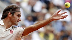 výcar Roger Federer si nadhazuje míek na servis v utkání Roland Garros.
